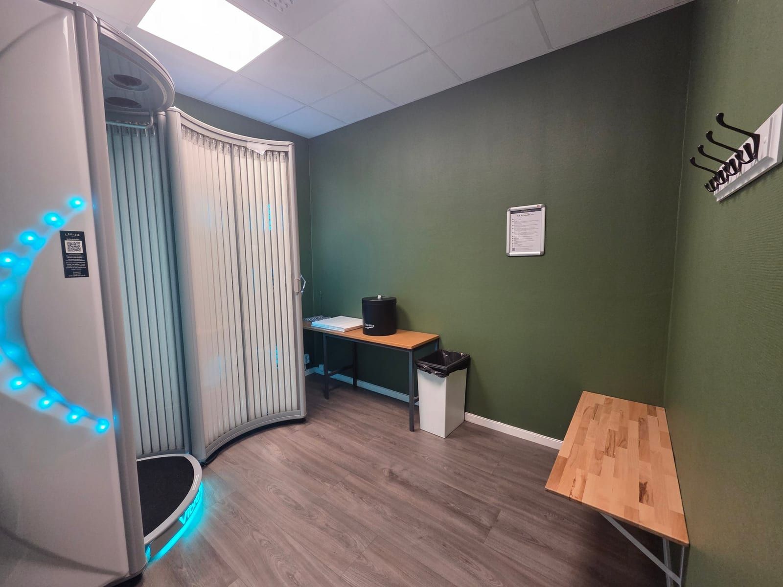 Lynx Gym Solariums rum med Ultrasun i8 Vibra, bänk och krokar