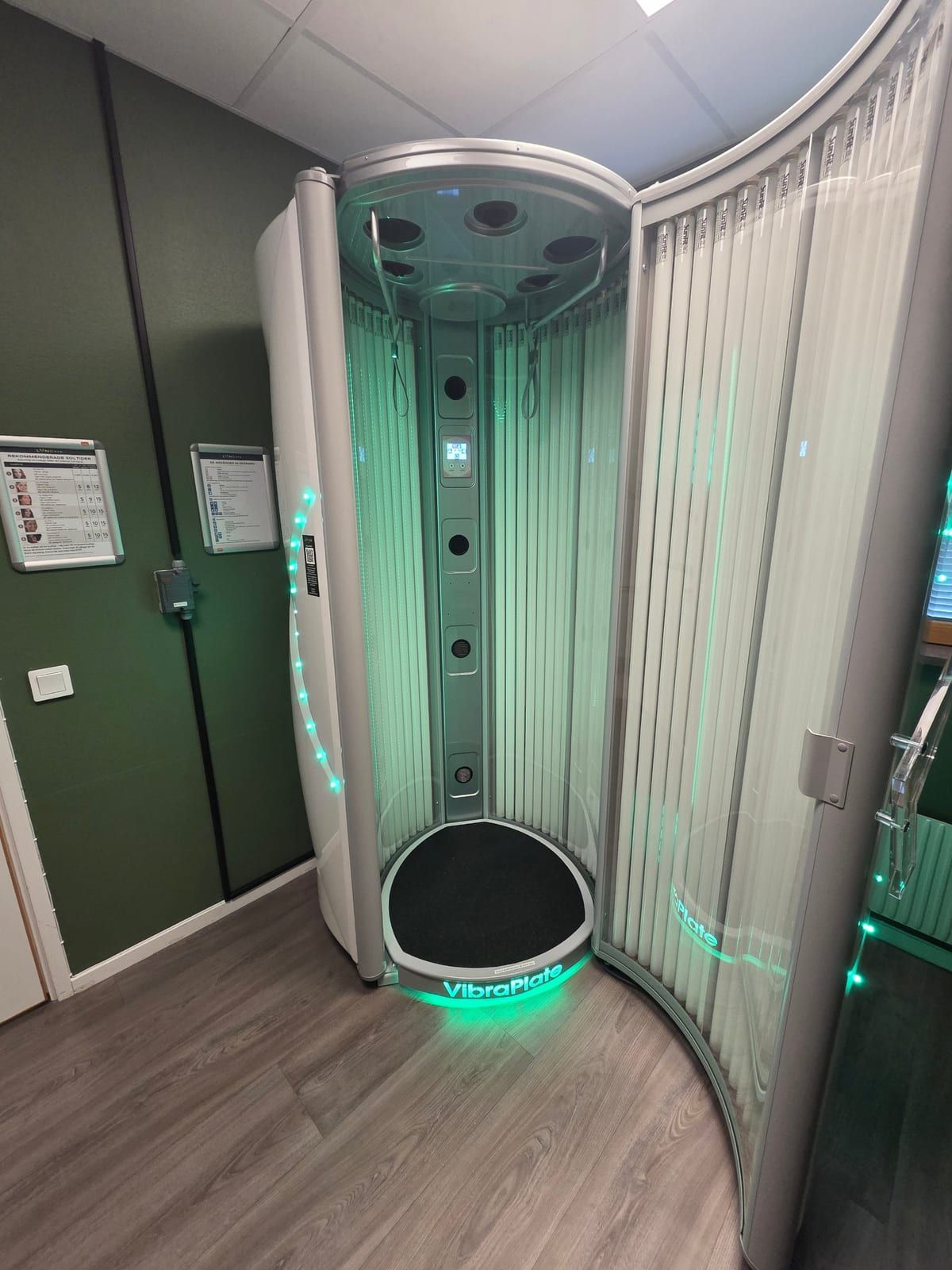 Ultrasun i8 Vibra med öppen hytt och VibraPlate